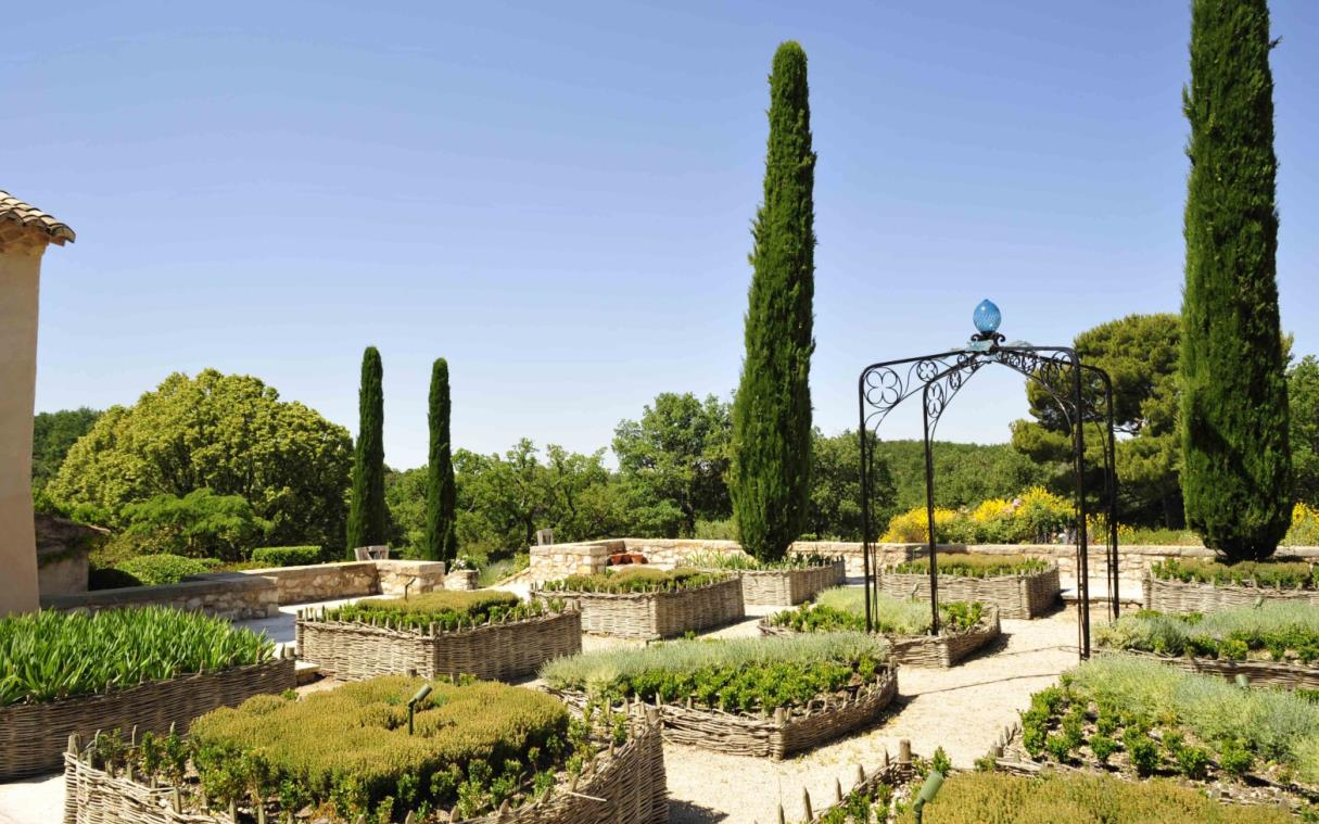 villa-provence-france-luxury-vineyard-pool-la-verriere-wine-gar-2.jpg