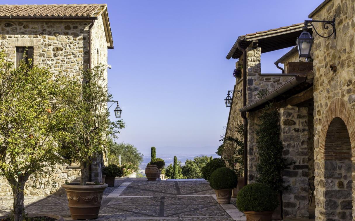 villa-umbria-tuscany-italy-luxury-pool-countryside-torre-bisenzio-ext (2).jpg