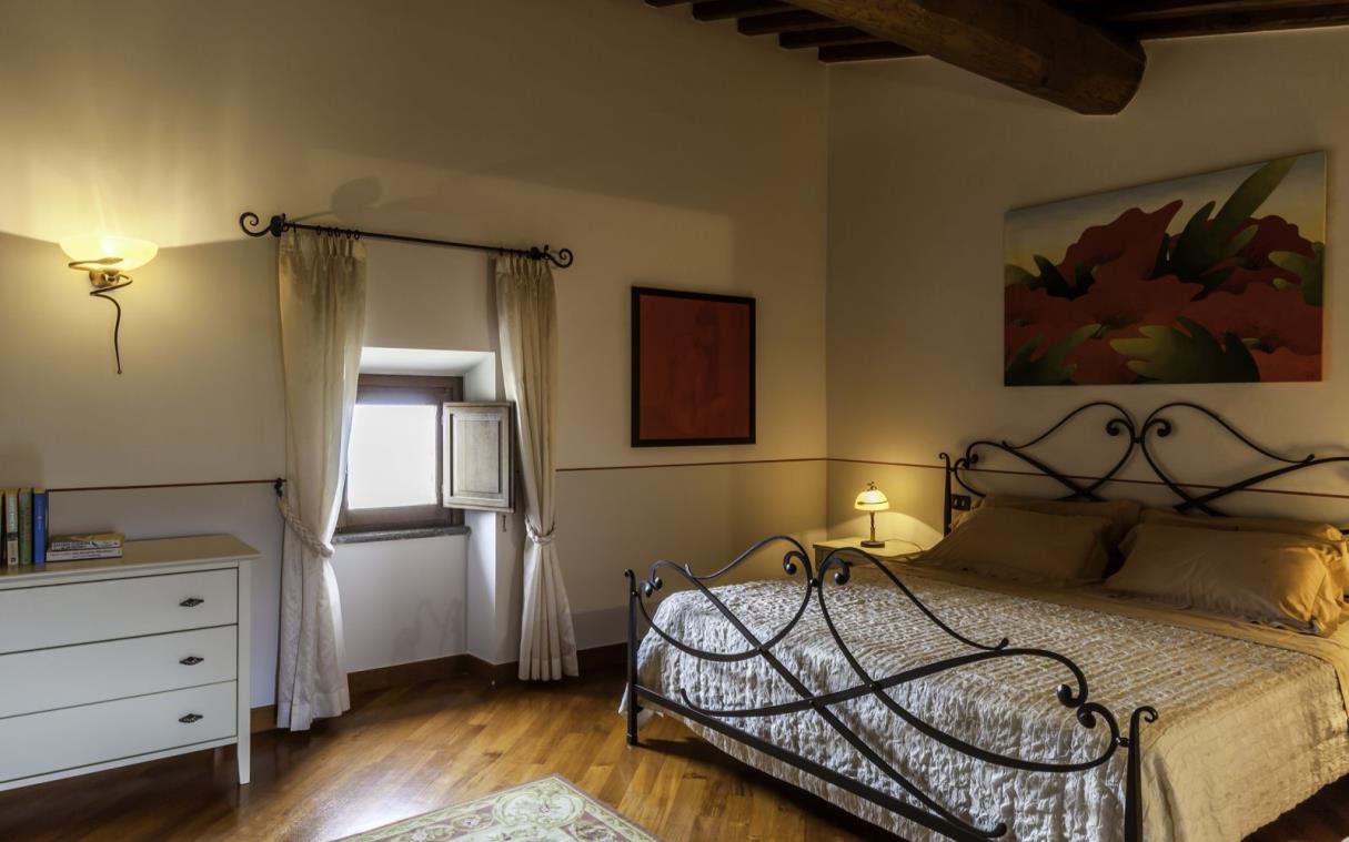 villa-umbria-tuscany-italy-luxury-pool-countryside-torre-bisenzio-bed (10).jpg