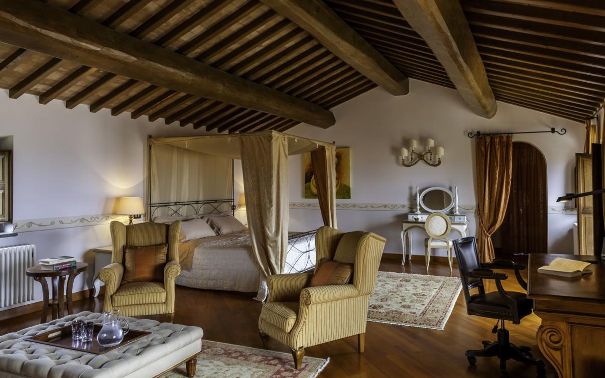 villa-umbria-tuscany-italy-luxury-pool-countryside-torre-bisenzio-bed (8).jpg