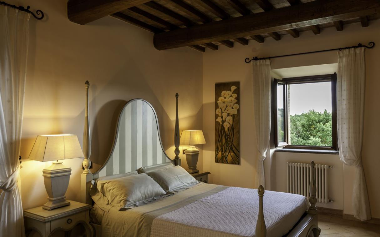 villa-umbria-tuscany-italy-luxury-pool-countryside-torre-bisenzio-bed (7).jpg