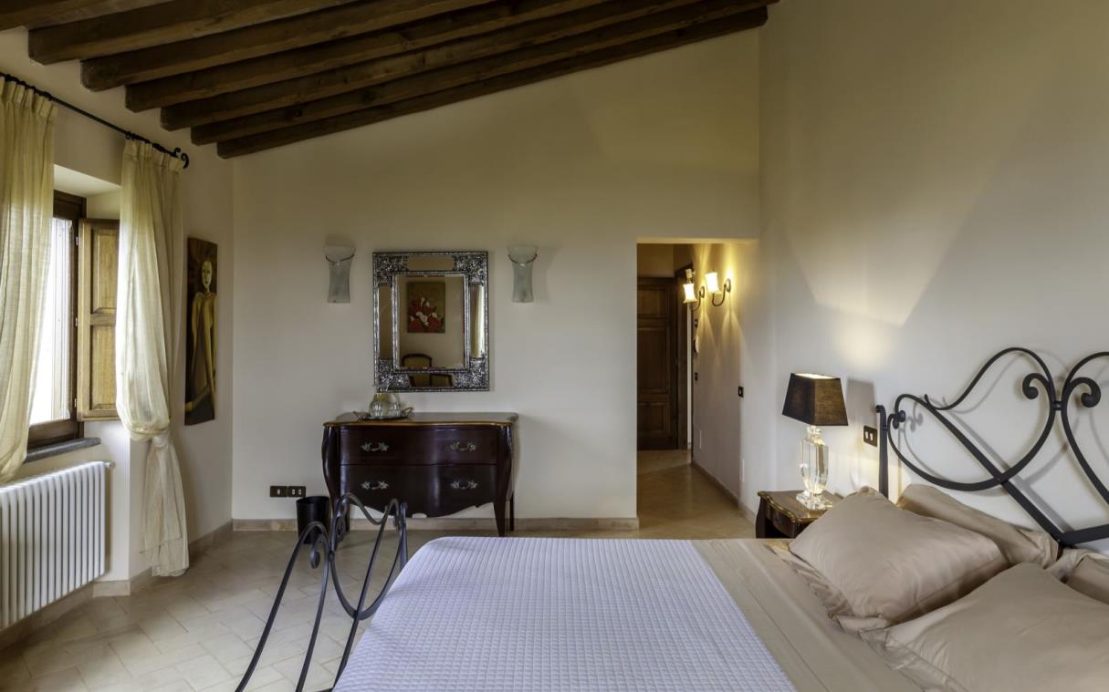 villa-umbria-tuscany-italy-luxury-pool-countryside-torre-bisenzio-bed (5).jpg
