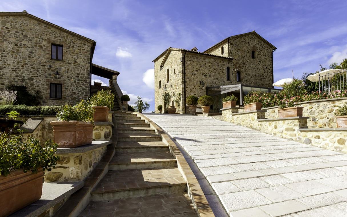 villa-umbria-tuscany-italy-luxury-pool-countryside-torre-bisenzio-ext (3).jpg