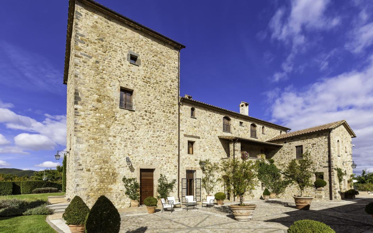 villa-umbria-tuscany-italy-luxury-pool-countryside-torre-bisenzio-ext (1).jpg