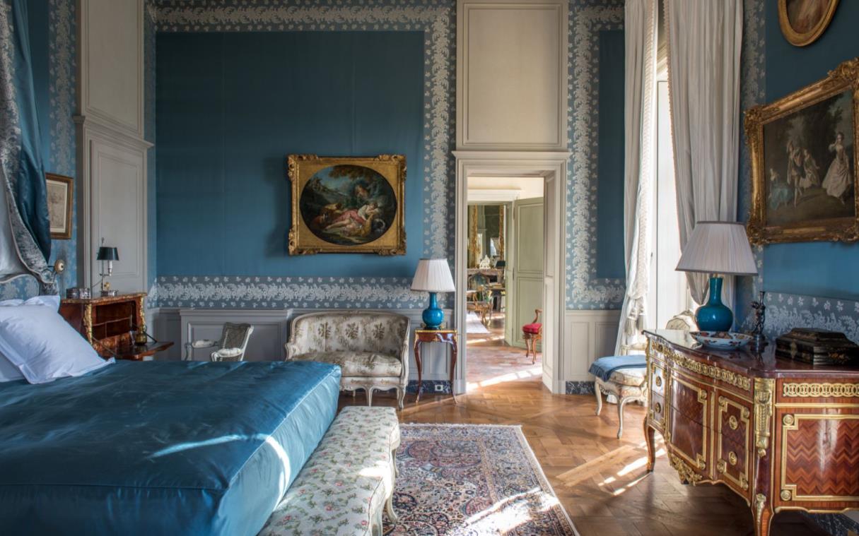 chateau-condecourt-paris-france-luxury-pool-lakes-chateau-villette-bed (3).jpg