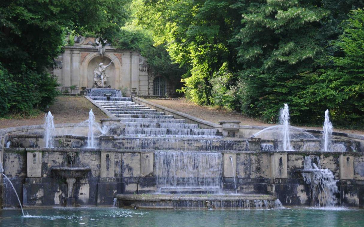chateau-condecourt-paris-france-luxury-pool-lakes-chateau-villette-fou.jpg