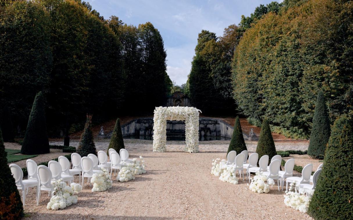 chateau-condecourt-paris-france-luxury-pool-chateau-villette-wed (3)