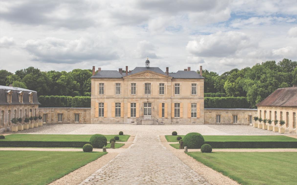 chateau-condecourt-paris-france-luxury-pool-chateau-villette-ext (1)
