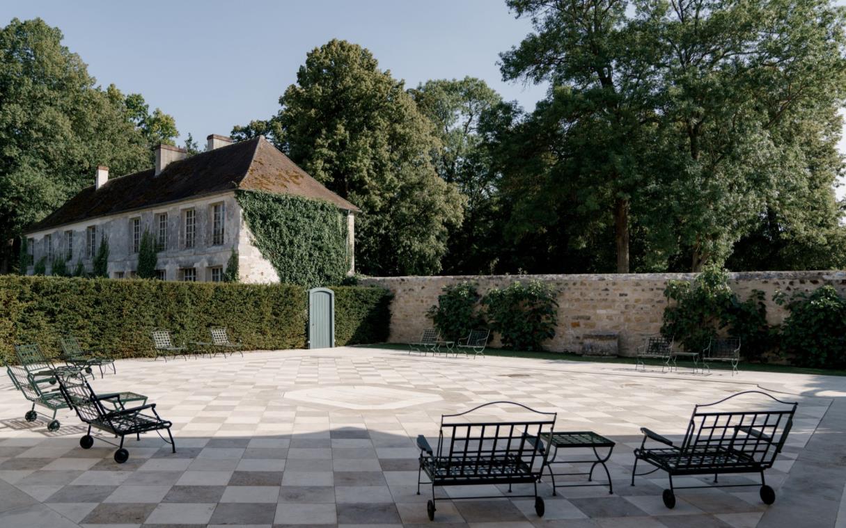 chateau-condecourt-paris-france-luxury-pool-chateau-villette-cour (2)