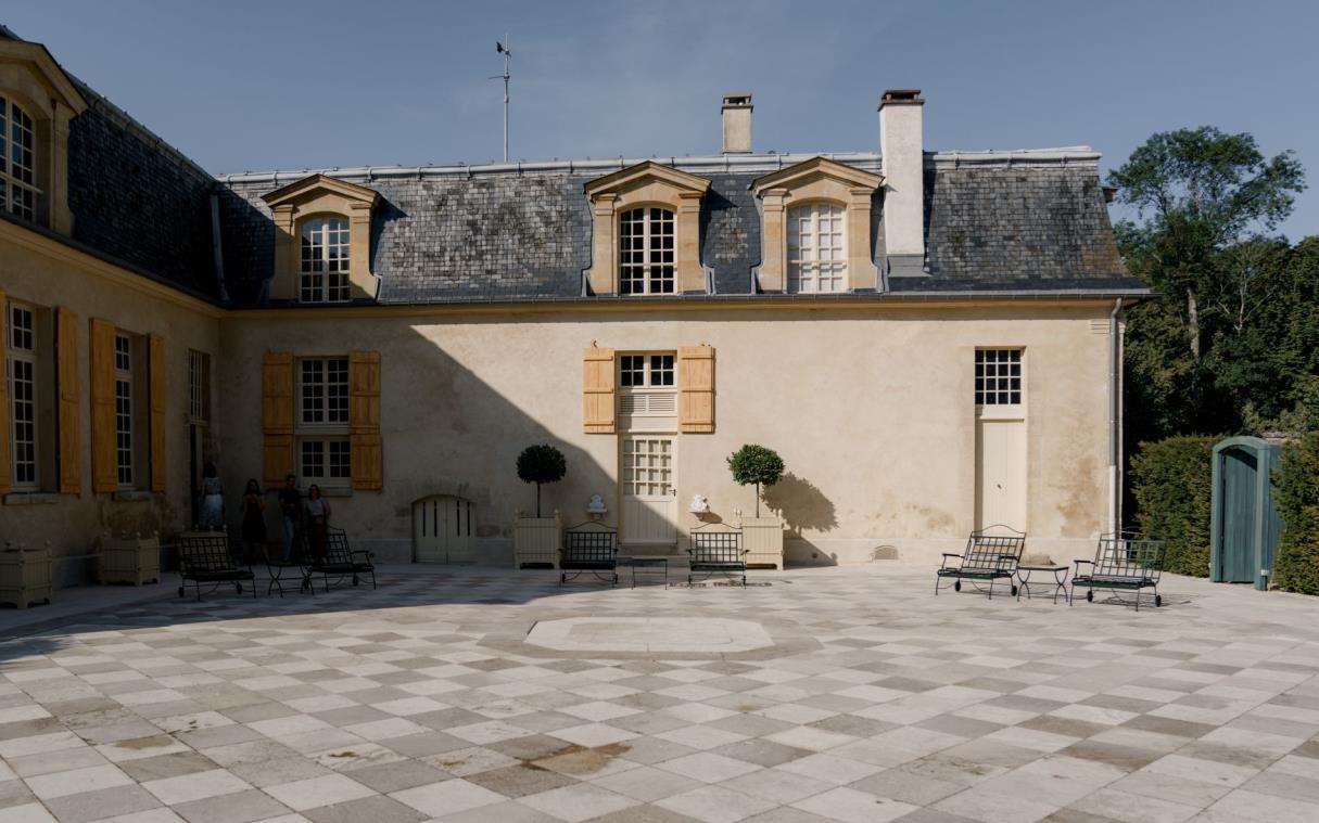 chateau-condecourt-paris-france-luxury-pool-chateau-villette-cour (1)
