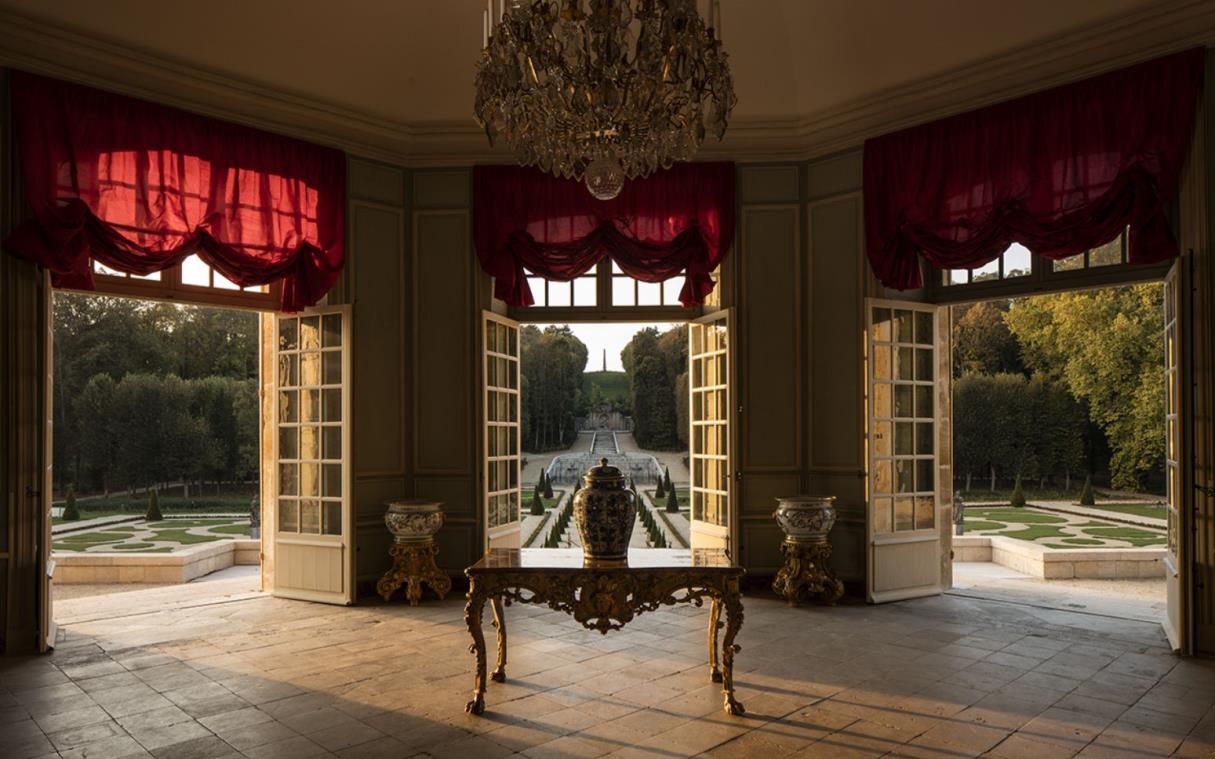 chateau-condecourt-paris-france-luxury-pool-lakes-chateau-villette-salon.jpg