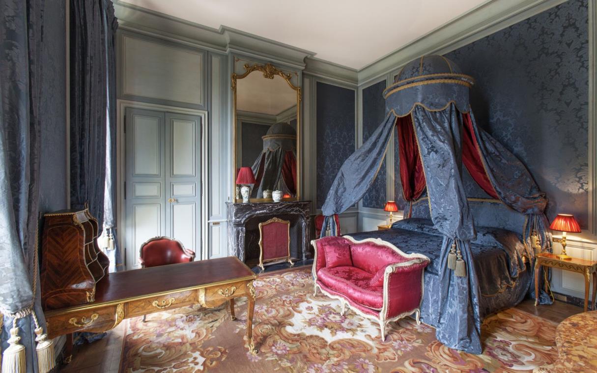 chateau-condecourt-paris-france-luxury-pool-lakes-chateau-villette-bed.jpg