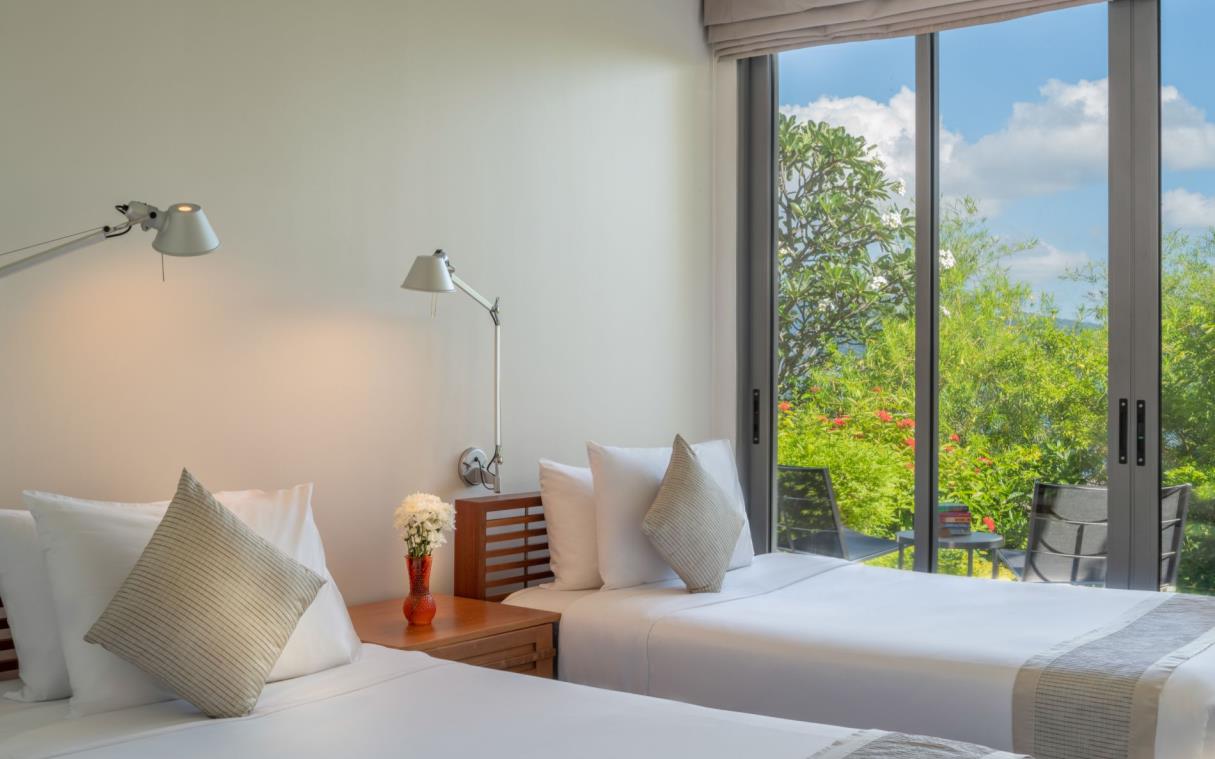 villa-phuket-thailand-luxury-pool-benyasiri-bed (15)