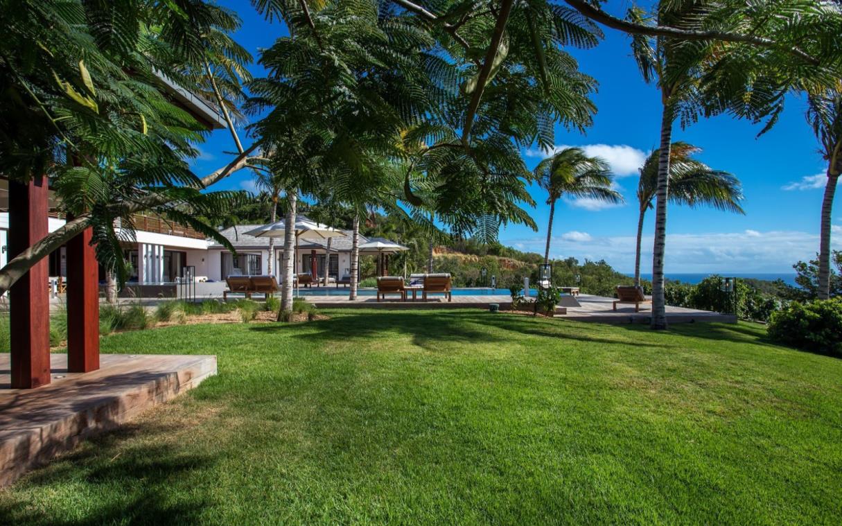villa-st-barths-caribbean-beach-luxury-pool-tennis-maison-blanc-bleu-ext-3.jpg