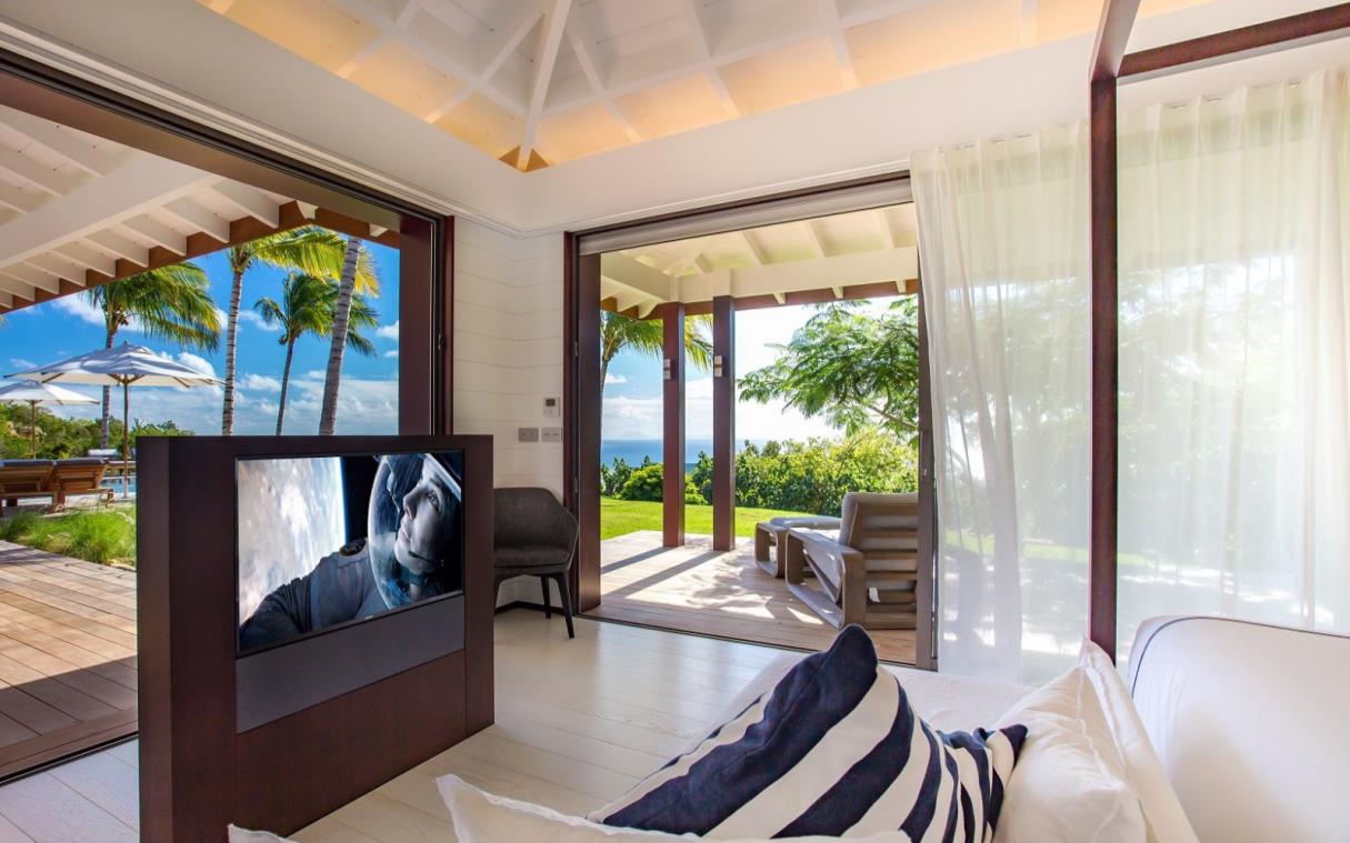 villa-st-barths-caribbean-beach-luxury-pool-tennis-maison-blanc-bleu-bed-4.jpg