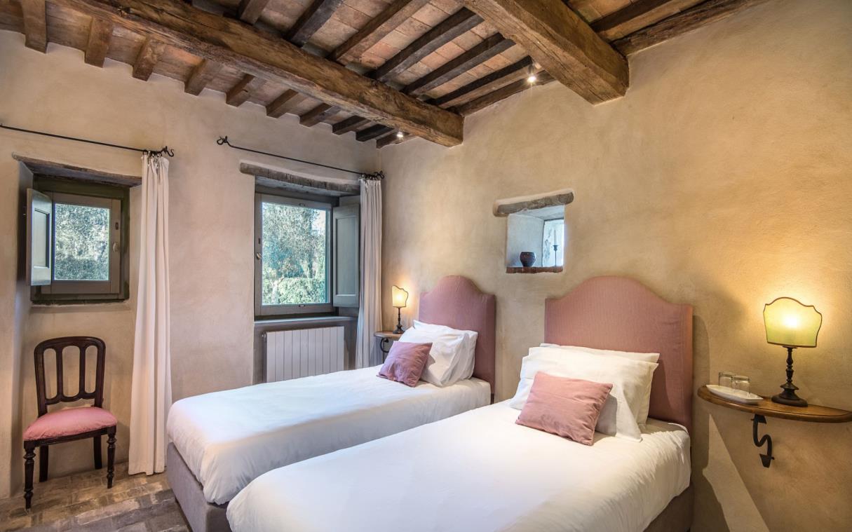 Villa Umbria Tuscany Italy Countryside Pool Luxury Ada Bed 1