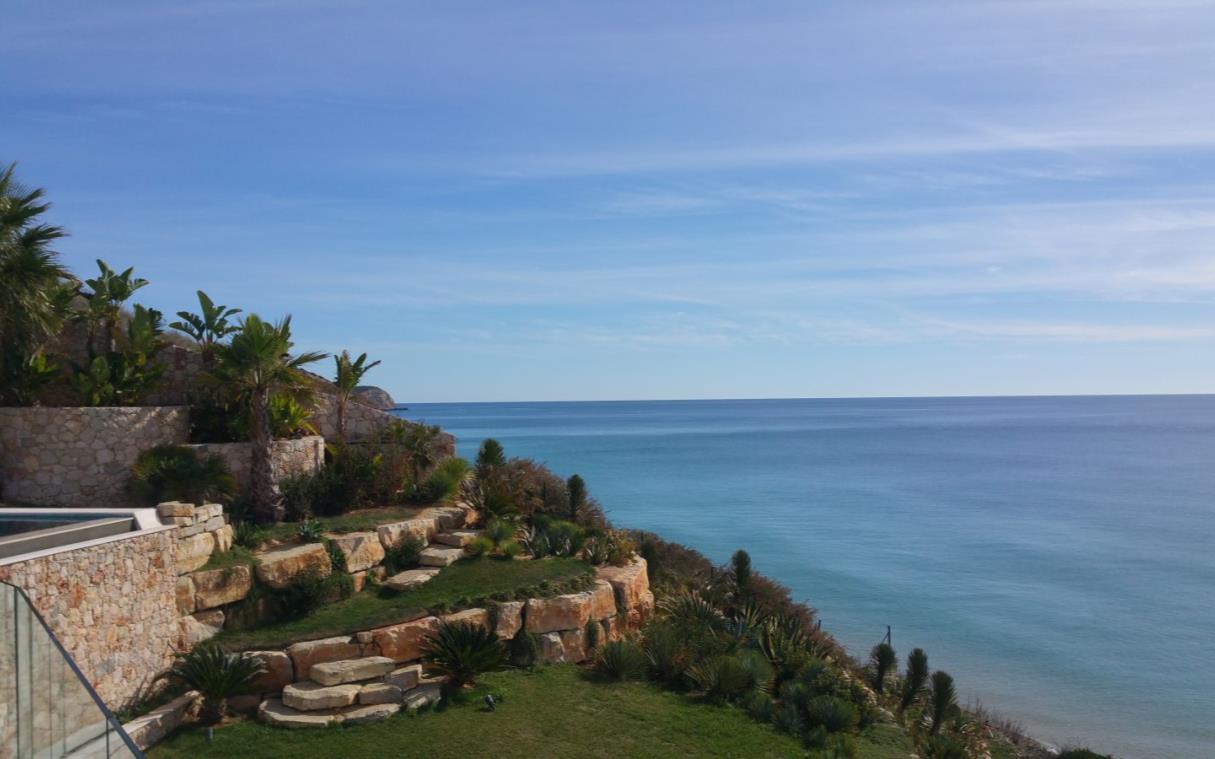 villa-salema-algarve-portugal-luxury-pool-alegria-view.jpg