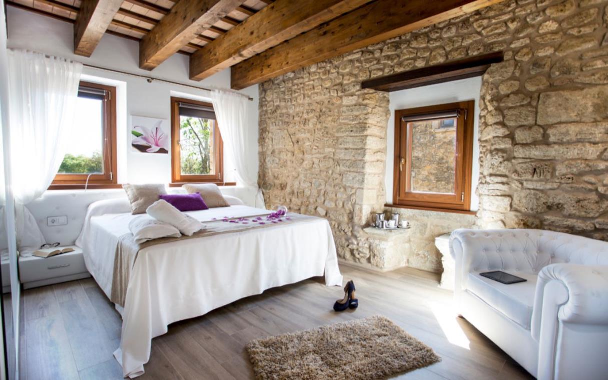 villa-costa-brava-spain-luxury-farmhouse-pool-mas-rosset-bed1.jpg