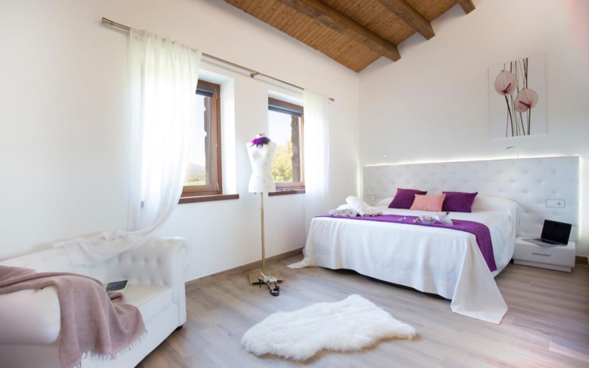 villa-costa-brava-spain-luxury-farmhouse-pool-mas-rosset-bed4.jpg