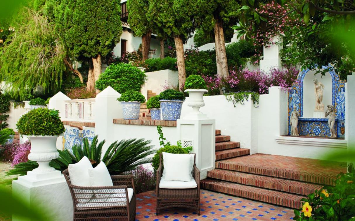 villa-luxury-spain-marbella-del-mar-beach-patio-2.jpg