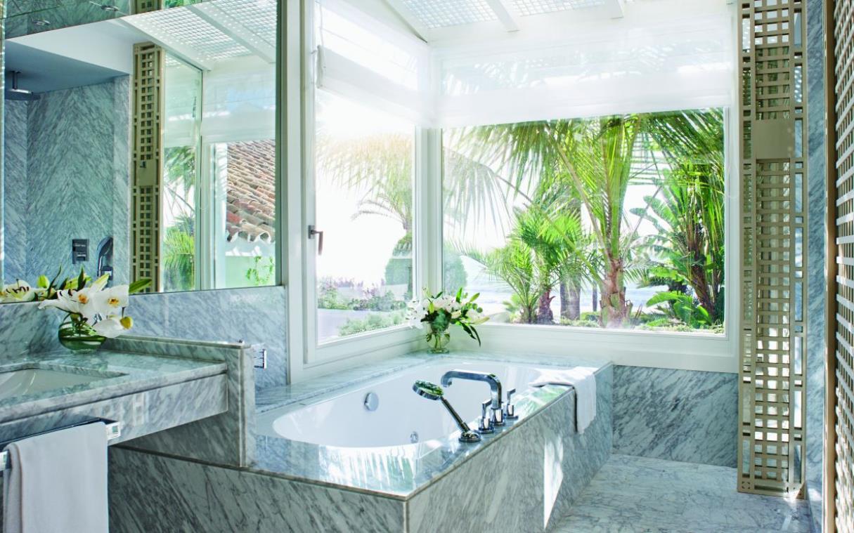 villa-luxury-spain-marbella-del-mar-beach-bath.jpg
