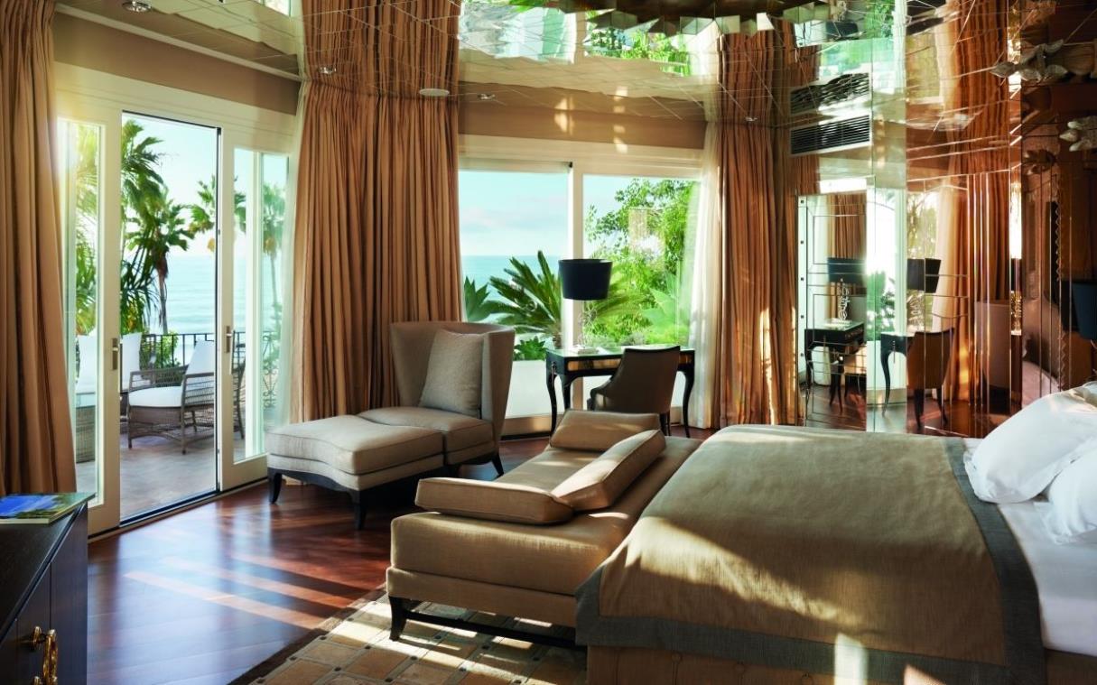 villa-luxury-spain-marbella-del-mar-beach-bed-4.jpg
