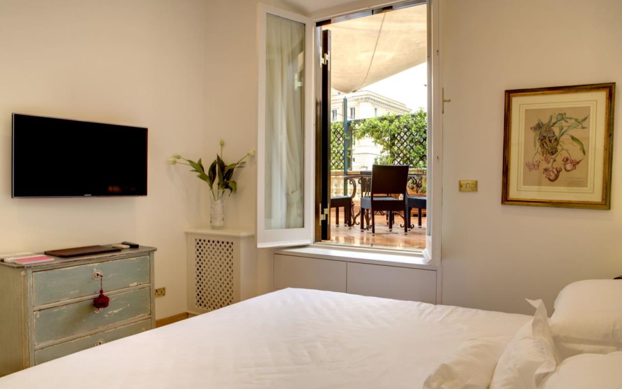 villa-rome-italy-luxury-spa-spalletti-trivelli-campidoglio-bed (2).jpg
