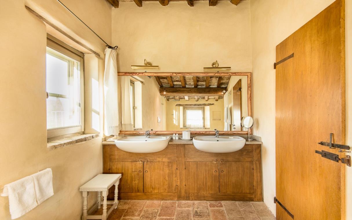 Villa Umbria Tuscany Italy Countryside Pool Luxury Ada Bath 2