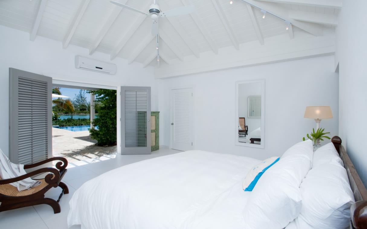 villa-antigua-caribbean-luxury-pool-beach-palm-point-bed (2)