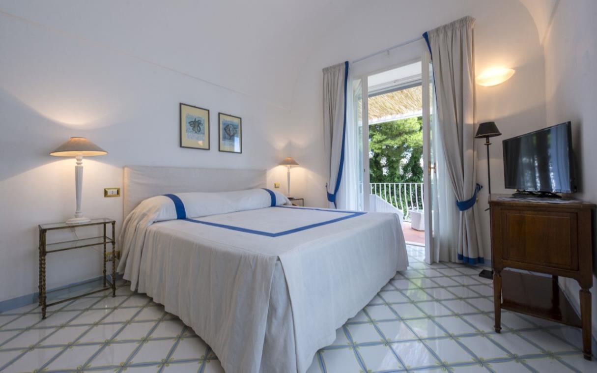 villa-capri-italy-luxury-pool-garden-quisisana-piazzetta-bed-3.jpg