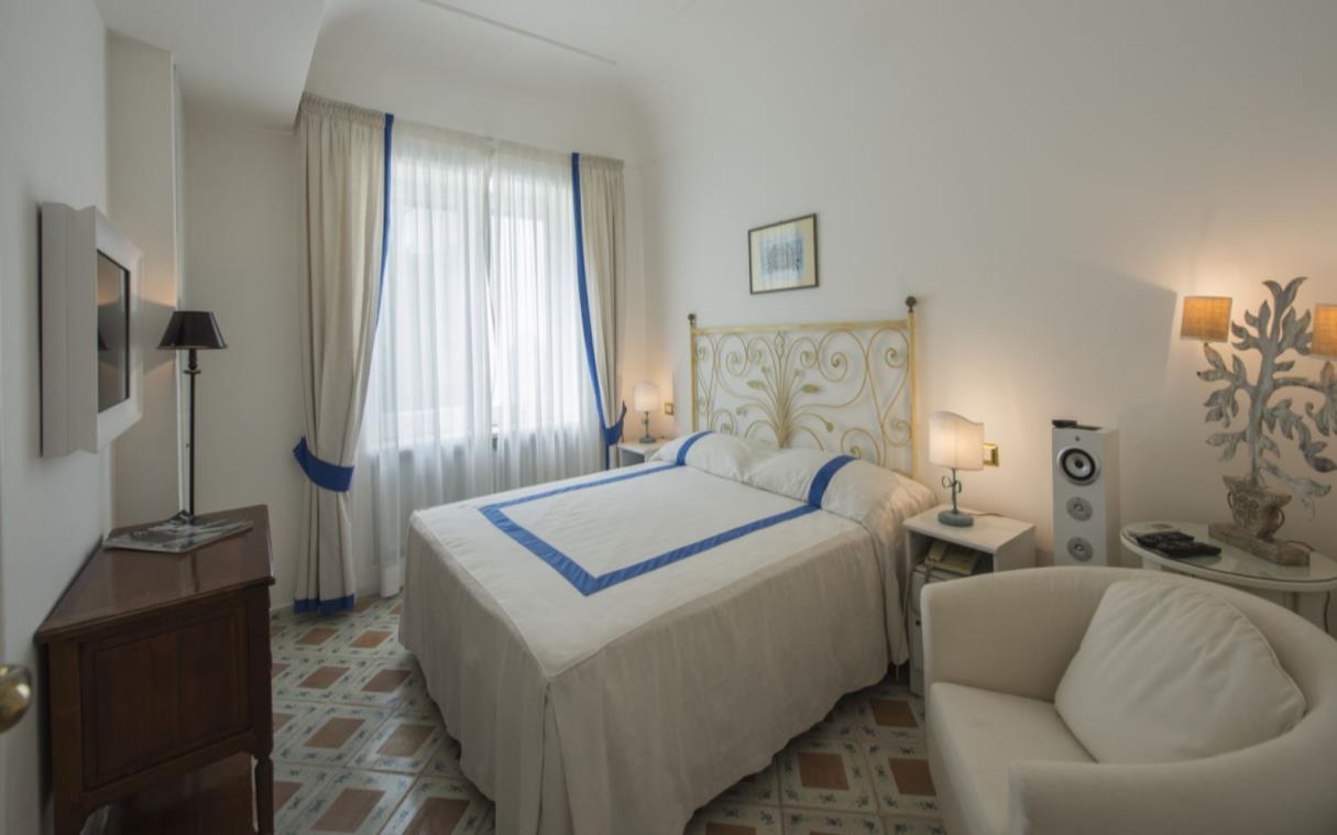 villa-capri-italy-luxury-pool-garden-quisisana-piazzetta-bed (9)