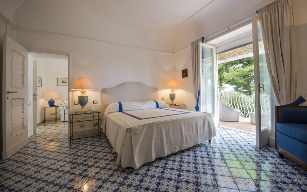 villa-capri-italy-luxury-pool-garden-quisisana-piazzetta-bed-2.jpg