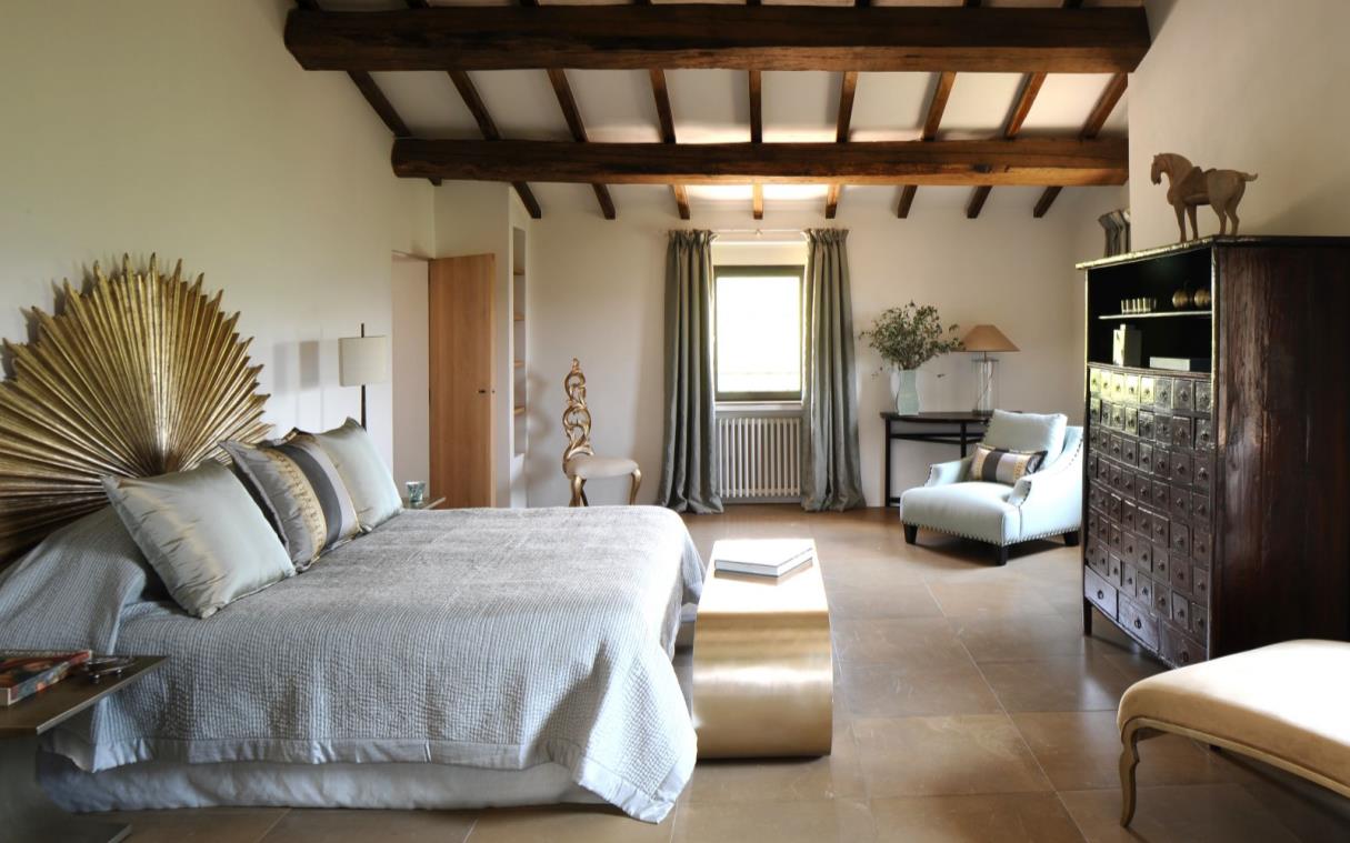 villa-perugia-umbria-tuscany-italy-pool-luxury-views-arrighi-bed-1.jpg
