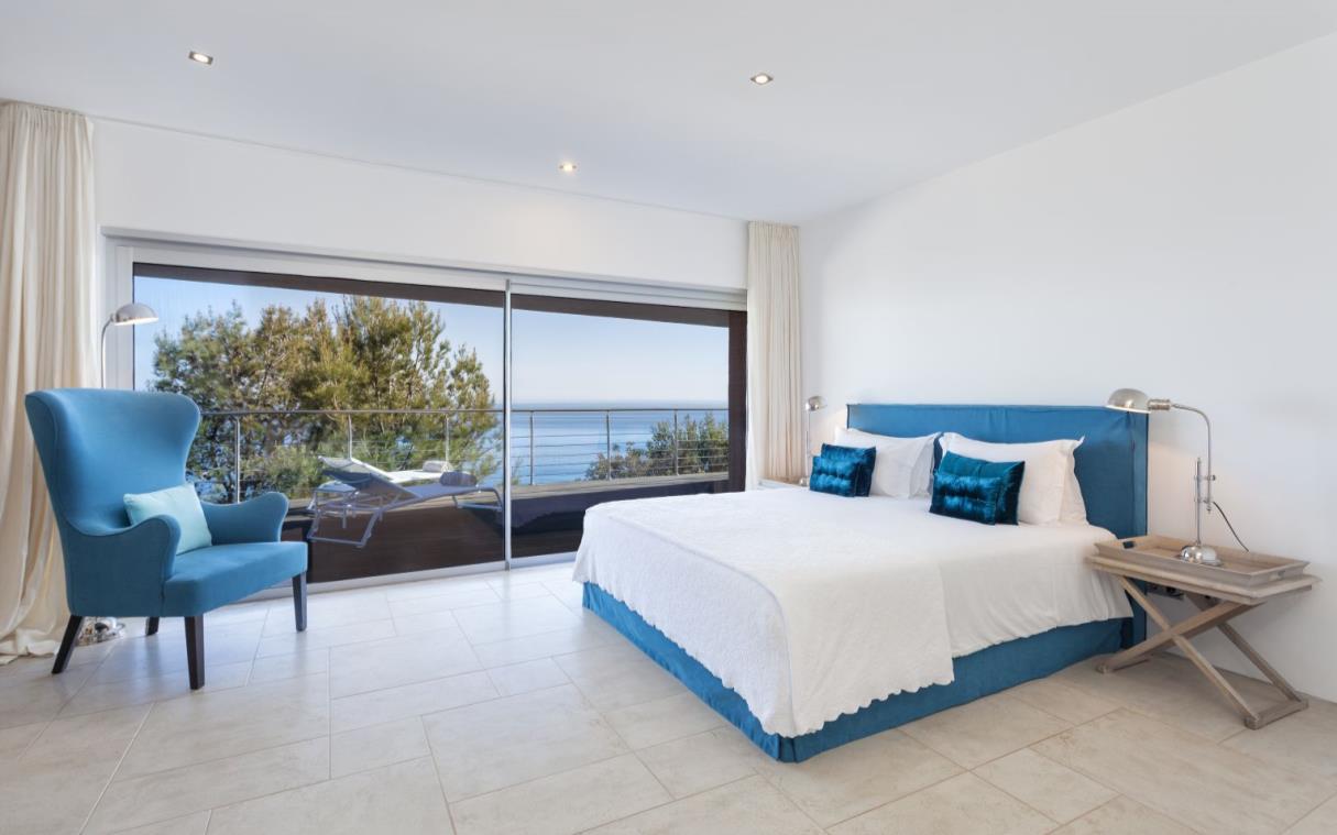 villa-salema-algarve-portugal-luxury-views-pool-mar-azul-bed.jpg