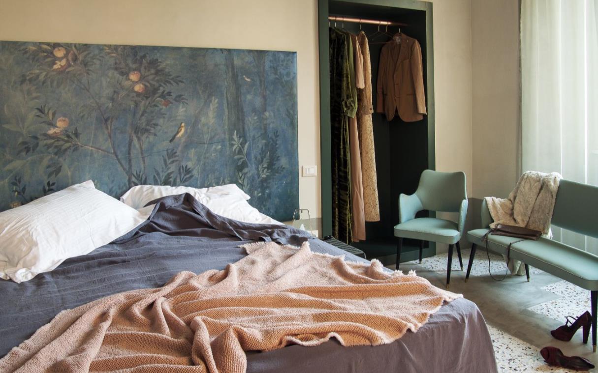 apartment-trevi-rome-italy-central-vintage-casa-cau-bed (5).jpg