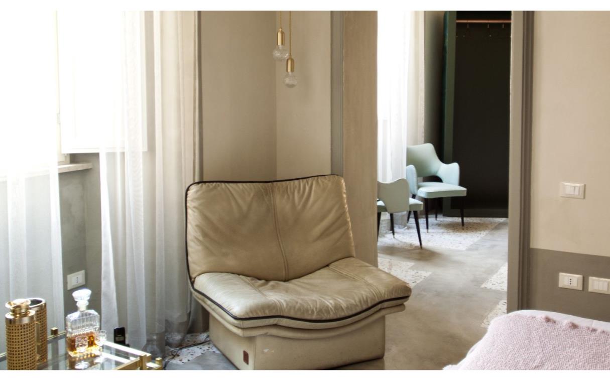 apartment-trevi-rome-italy-central-vintage-casa-cau-bed (7).jpg
