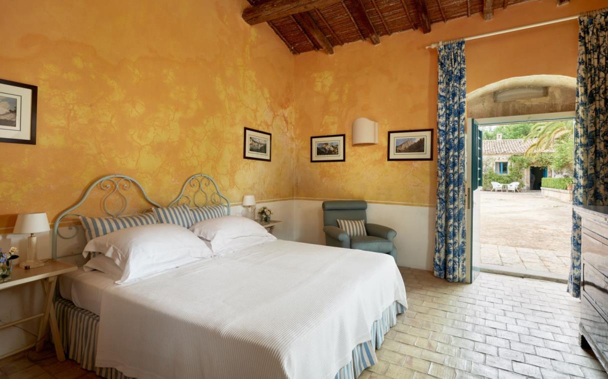villa-sicily-italy-luxury-spa-commenda-san-calogero-bed 9.jpg