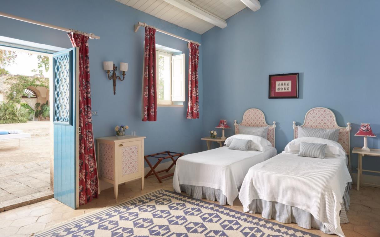 villa-sicily-italy-luxury-spa-commenda-san-calogero-bed 2.jpg