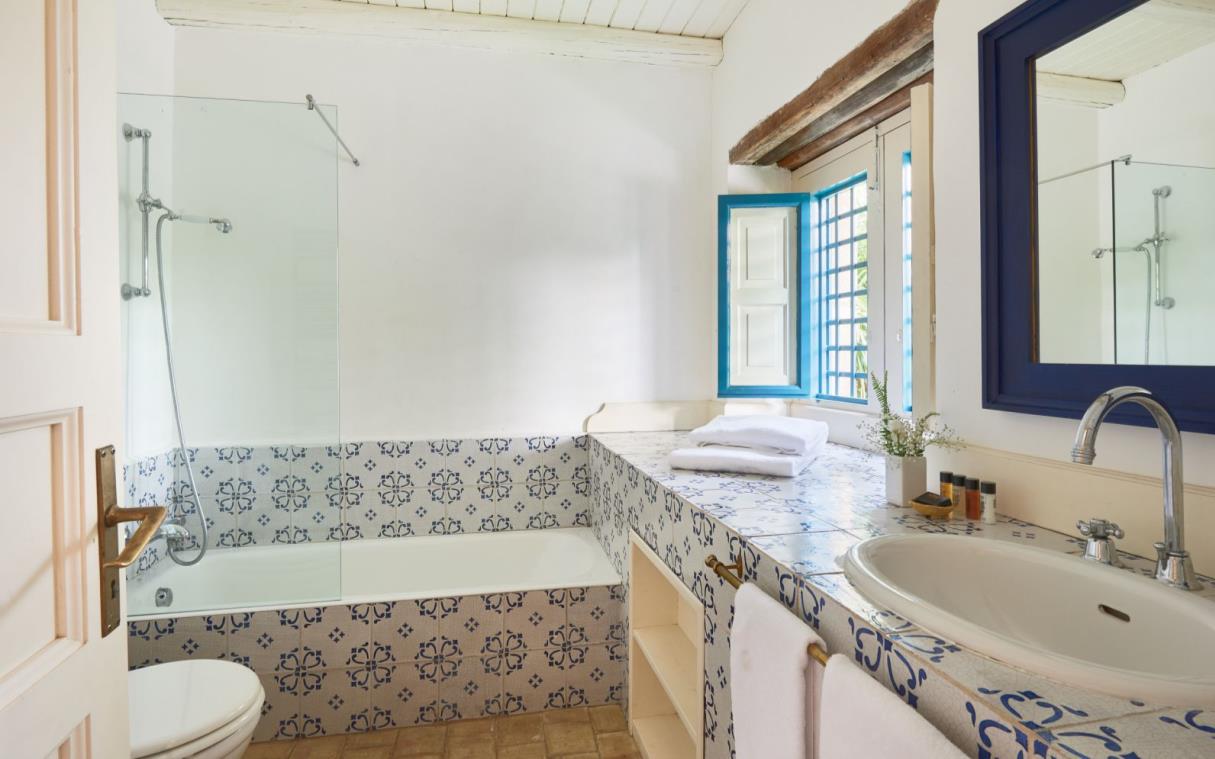 villa-sicily-italy-luxury-spa-commenda-san-calogero-bath 9.jpg