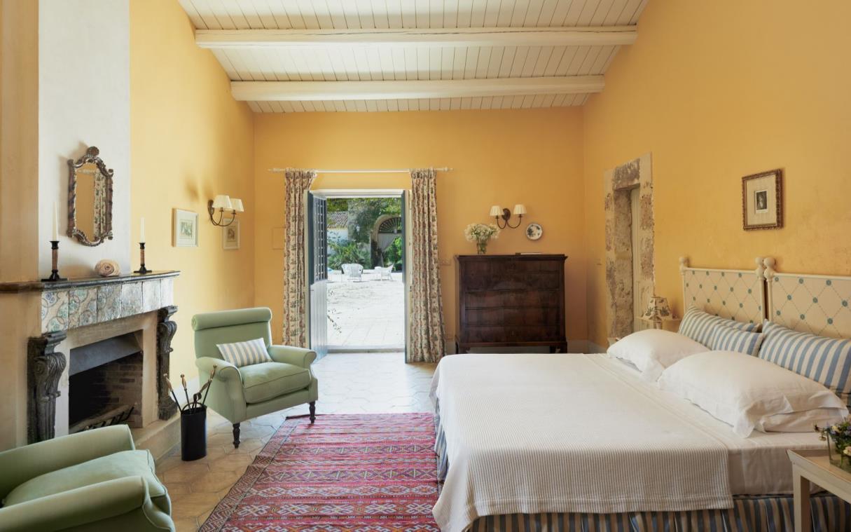 villa-sicily-italy-luxury-spa-commenda-san-calogero-bed 4.jpg