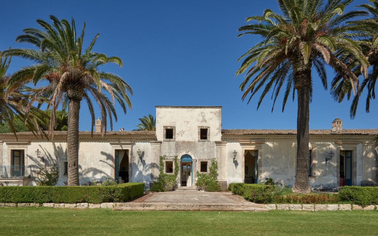 villa-sicily-italy-luxury-spa-commenda-san-calogero-cov 2.jpg