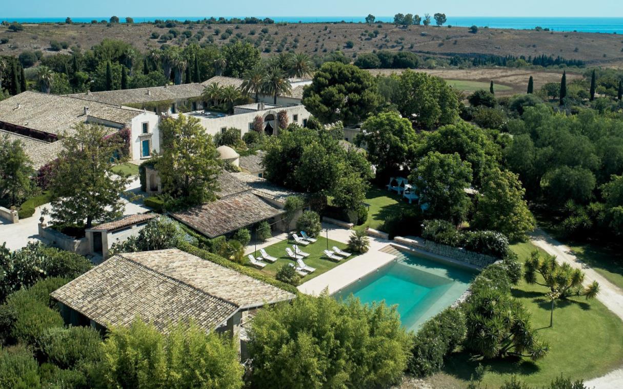villa-sicily-italy-luxury-spa-commenda-san-calogero-cov 4.jpg