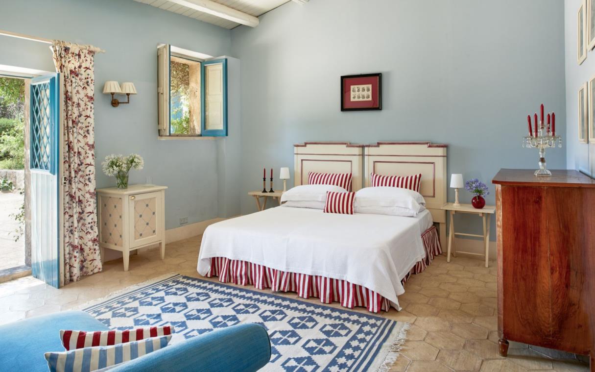 villa-sicily-italy-luxury-spa-commenda-san-calogero-bed 5.jpg