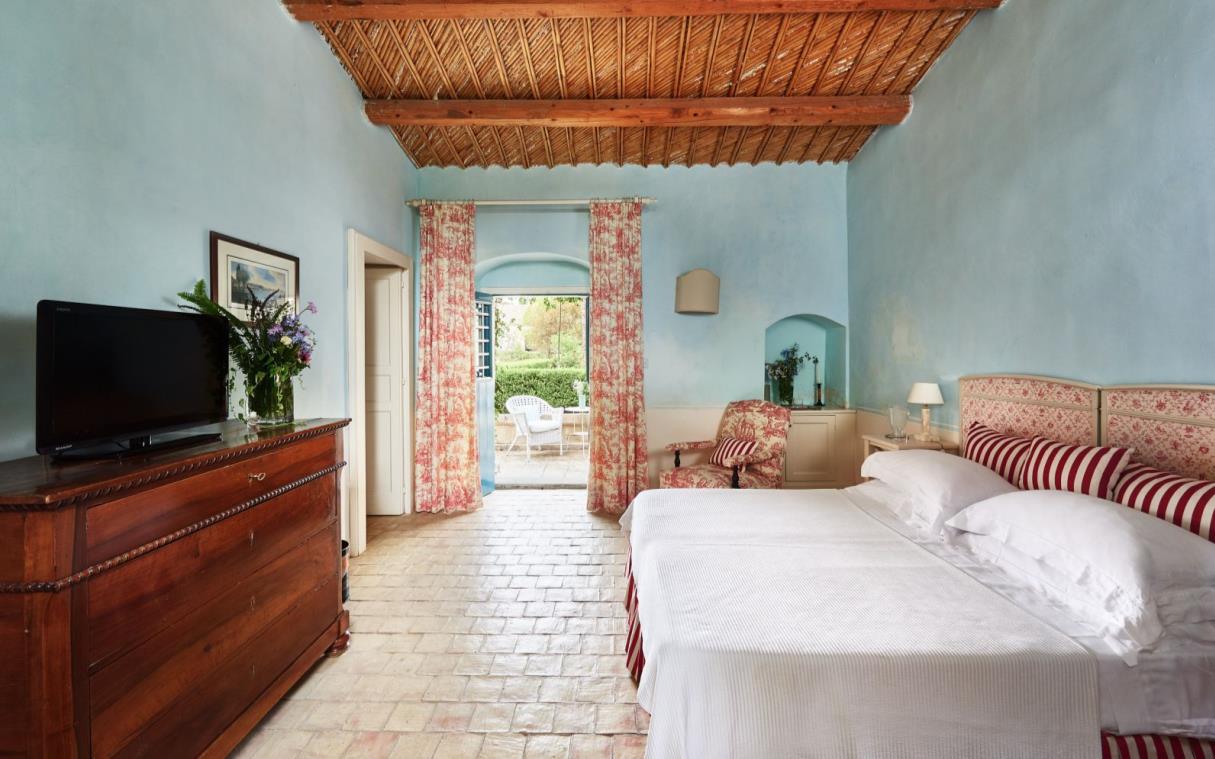 villa-sicily-italy-luxury-spa-commenda-san-calogero-bed 10.jpg