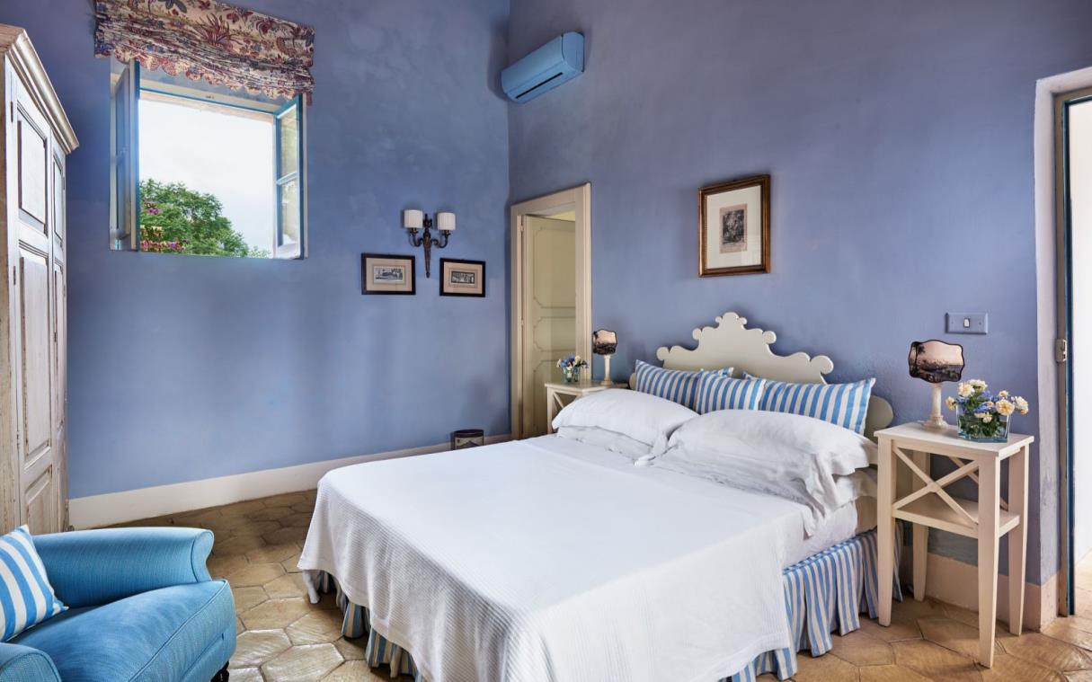 villa-sicily-italy-luxury-spa-commenda-san-calogero-bed 8 (1).jpg