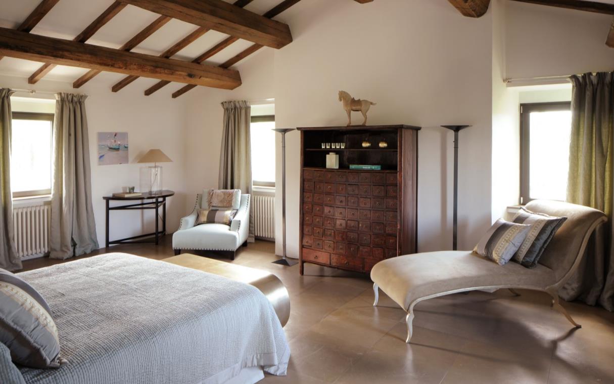 villa-perugia-umbria-tuscany-italy-pool-luxury-views-arrighi-bed-2.jpg