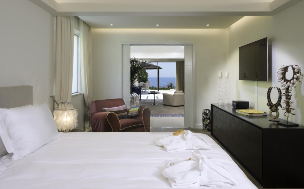 villa-algarve-portugal-luxury-pool-sea-beach-trevo-bed (5).jpg