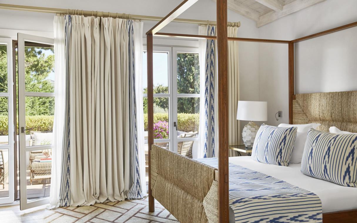 villa-marbella-spain-luxury-pool-el-cortijo-bed