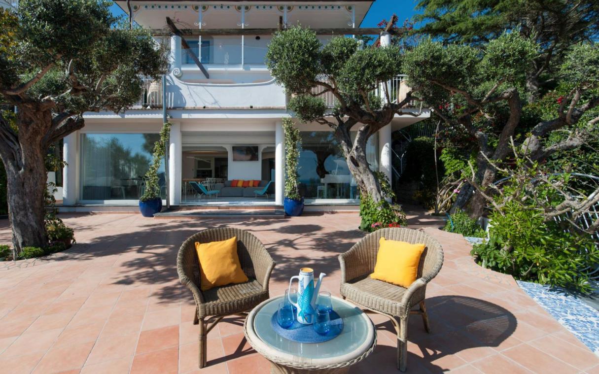 Villa-marina-del-cantone-sorrento-italy-private-pool-beach-wisteria-out-din (2).jpg