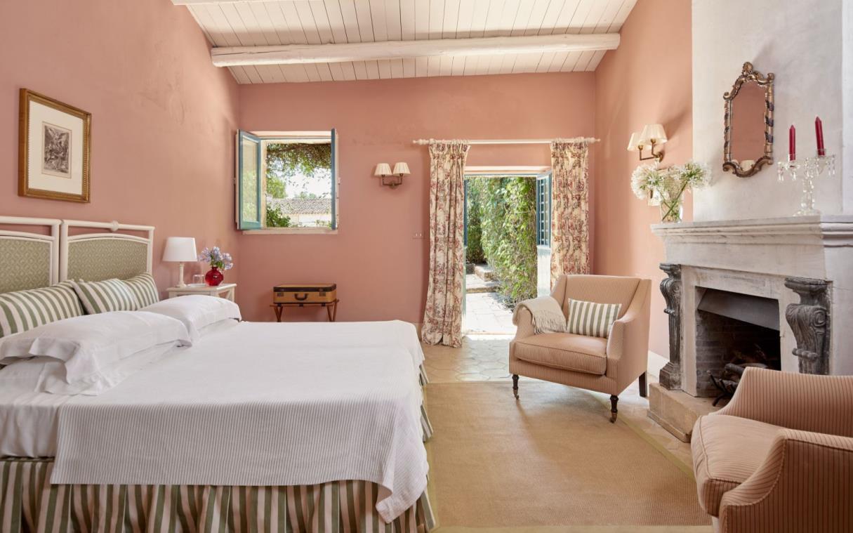 villa-sicily-italy-luxury-spa-commenda-san-calogero-bed 6 (1).jpg